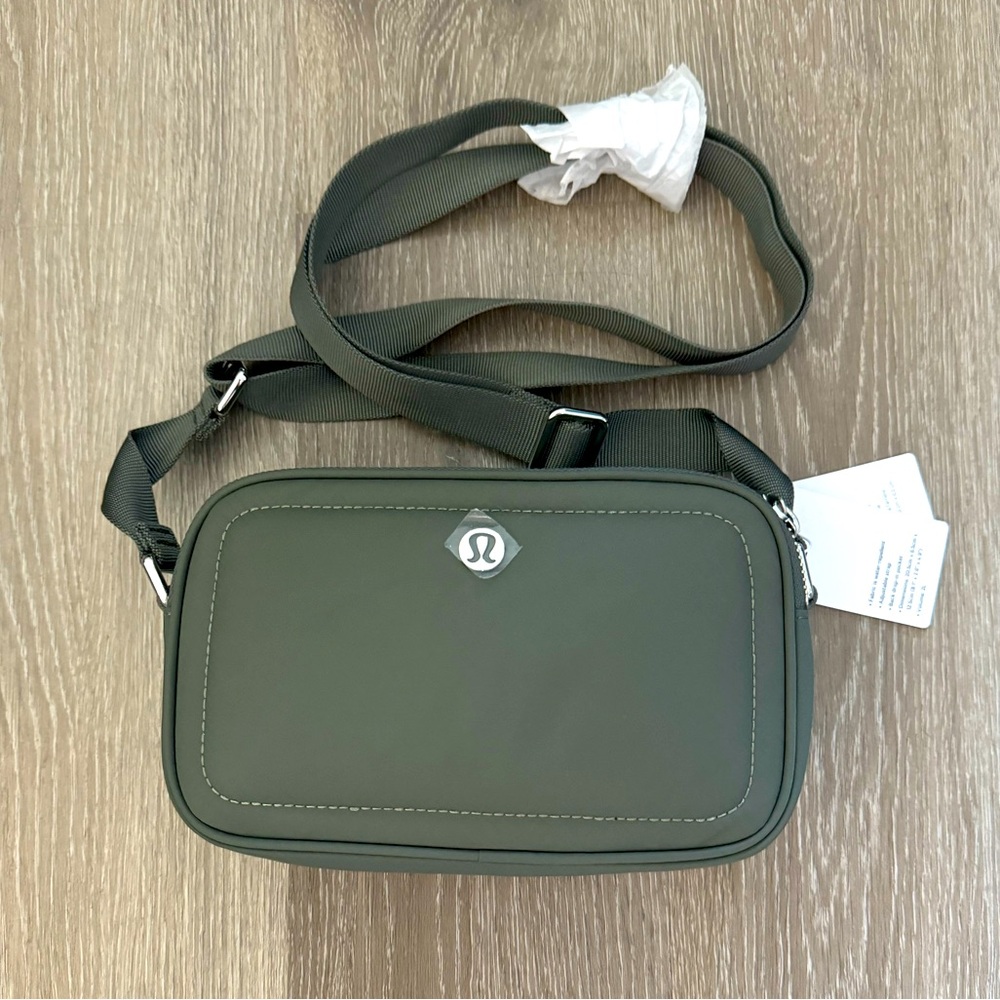 Lululemon - Crossbody Camera Bag - Grey Eucalyptus